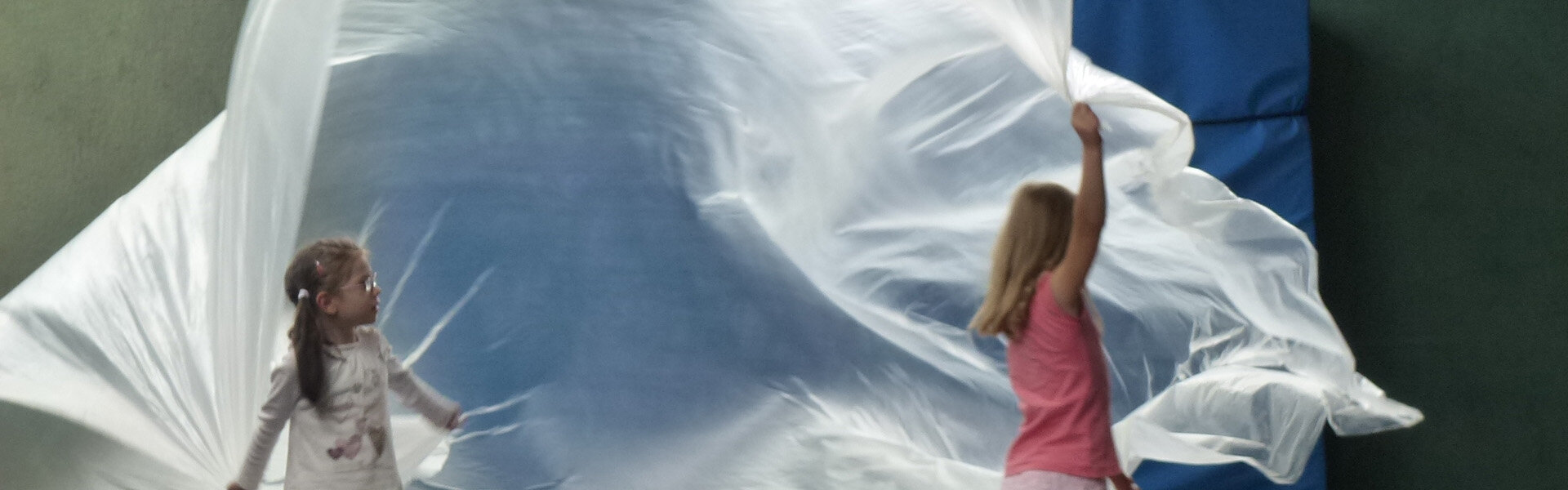 Kinder spielen mit einem Tuch
