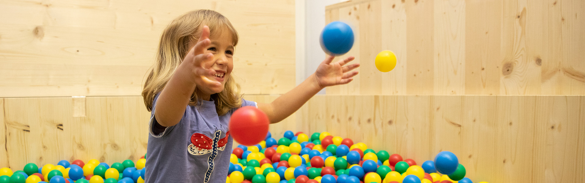 Mädchen spielt mit Bällen