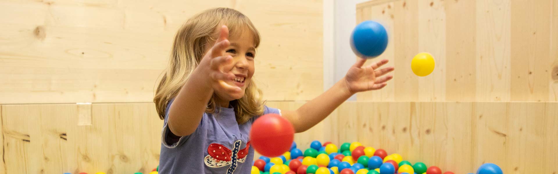 Mädchen spielt mit Bällen